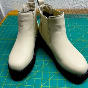 Women’s White Chelsea Boot NIB Size 8.5